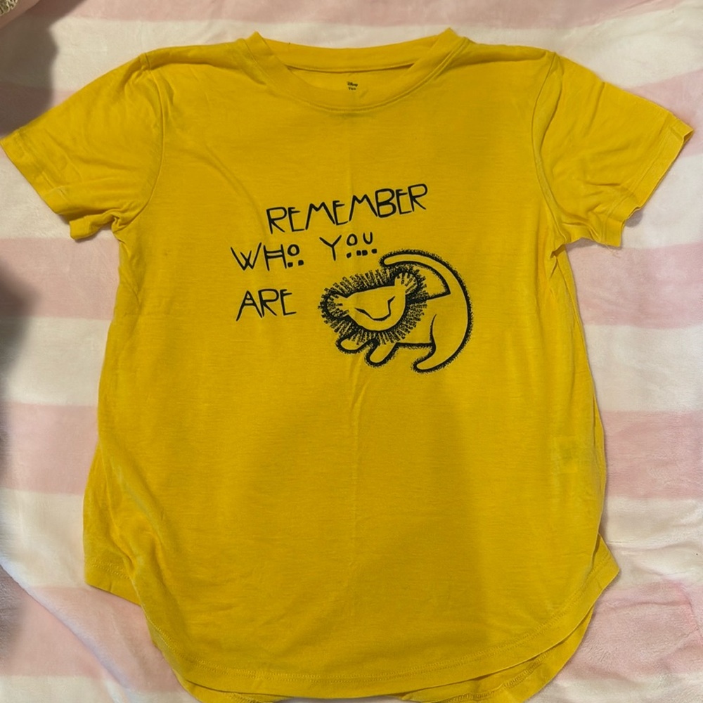 Yellow Disney’s The Lion King graphic tee, size medium
